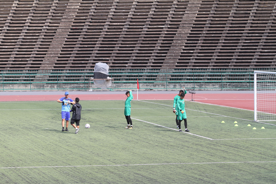 Ba thủ môn Dương Tùng Lâm, Phan Văn Biểu và Y Eli Niê đang tập riêng. (Ảnh: Hoàng Linh/TTXVN)