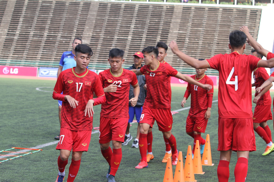 Dù phải tập trên sân cỏ nhân tạo và thời tiết khá nóng, song các cầu thủ tương đối thoải mái. (Ảnh: Hoàng Linh/TTXVN)