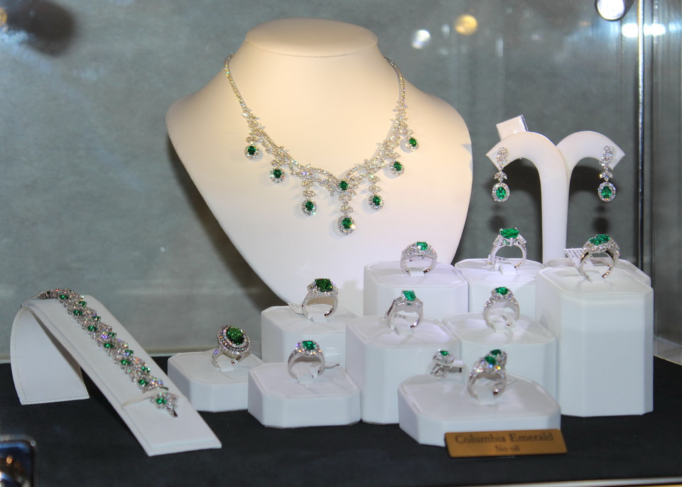 Bộ sưu tập ngọc lục bảo tại triển lãm. (Ảnh: Mỹ Bình-Lê Hải/Vietnam+)