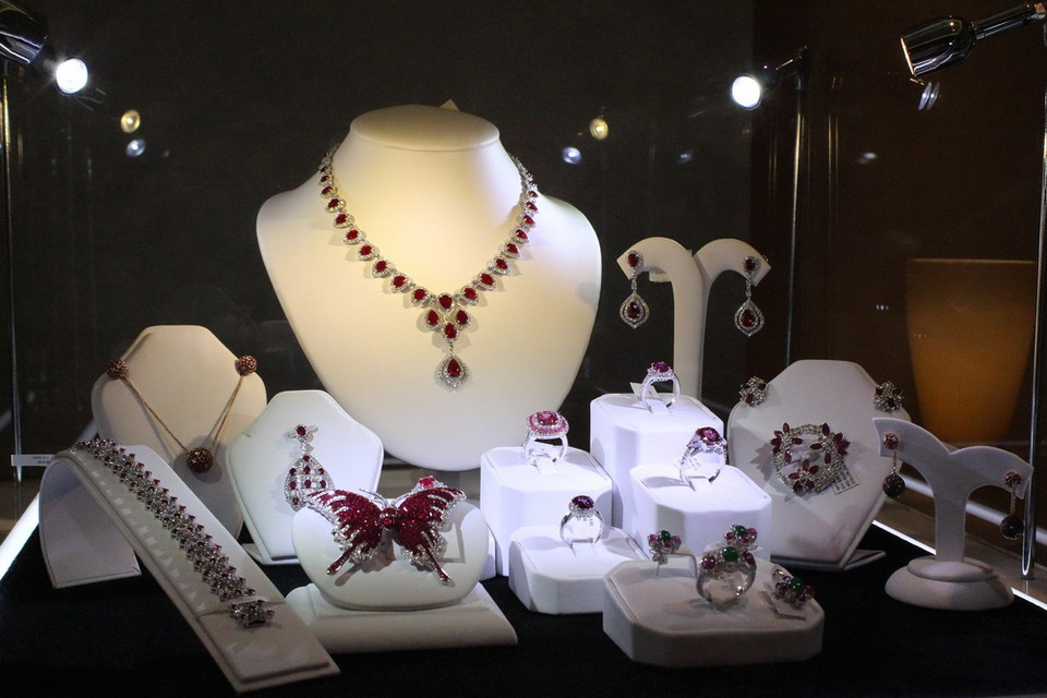 Một bộ sưu tập đá hồng ngọc tại triển lãm. (Ảnh: Mỹ Bình-Lê Hải/Vietnam+)