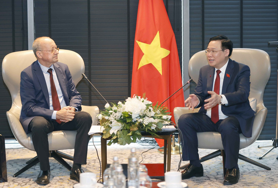 Chủ tịch Quốc hội Vương Đình Huệ tiếp Chủ tịch Phòng Thương mại và Công nghiệp Bulgaria Tsvetan Simeonov. (Ảnh: Doãn Tấn/TTXVN)