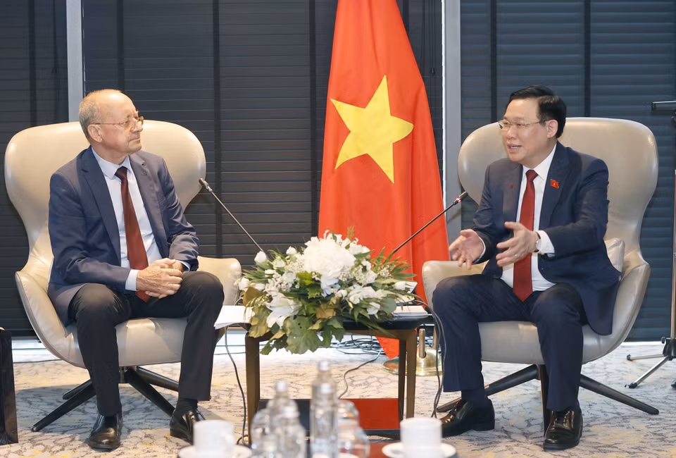 Chủ tịch Quốc hội Vương Đình Huệ tiếp Chủ tịch Phòng Thương mại và Công nghiệp Bulgaria Tsvetan Simeonov. (Ảnh: Doãn Tấn/TTXVN)