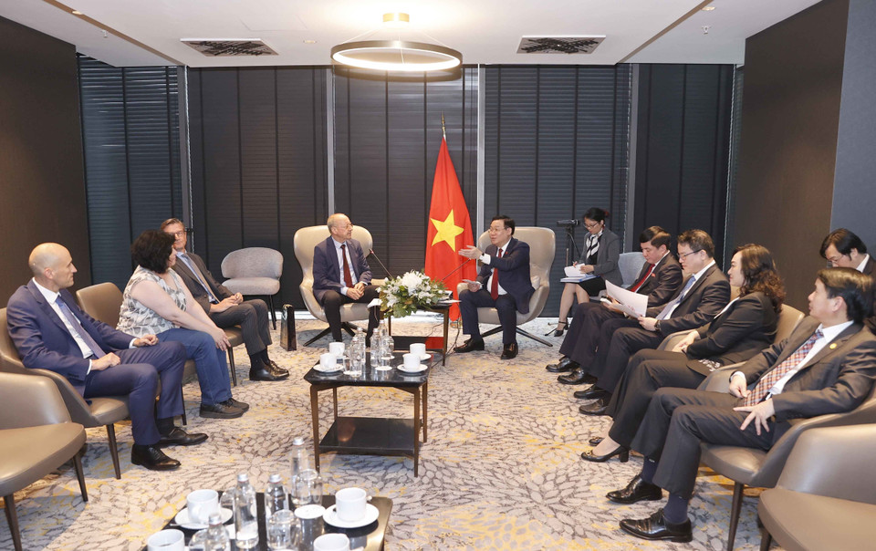 Chủ tịch Quốc hội Vương Đình Huệ tiếp lãnh đạo một số tập đoàn, doanh nghiệp lớn của Bulgaria. (Ảnh: Doãn Tấn/TTXVN)