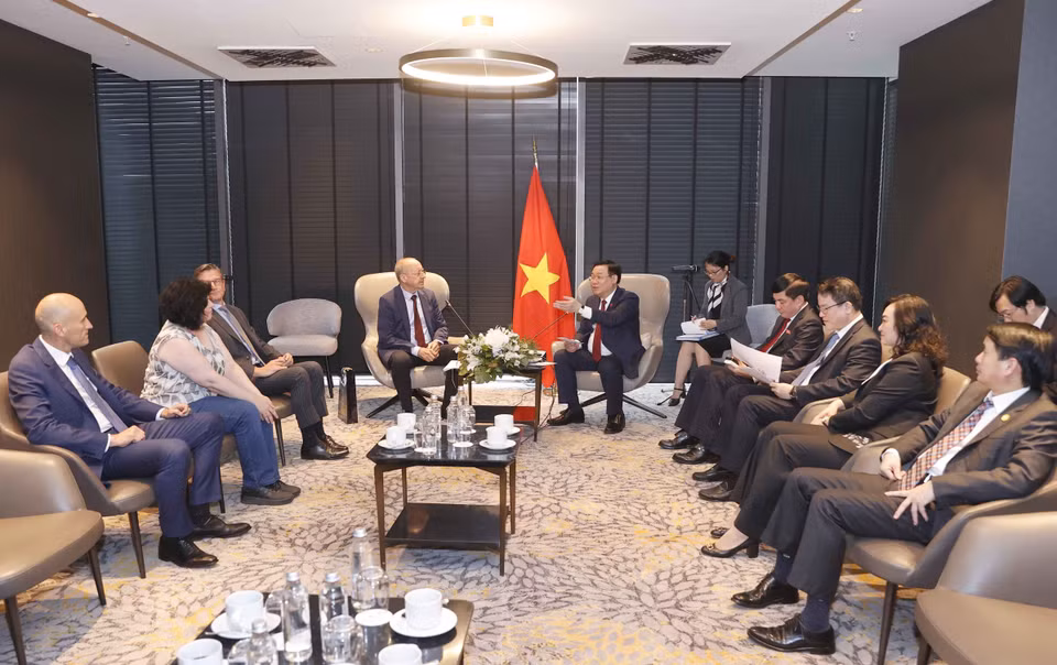 Chủ tịch Quốc hội Vương Đình Huệ tiếp lãnh đạo một số tập đoàn, doanh nghiệp lớn của Bulgaria. (Ảnh: Doãn Tấn/TTXVN)