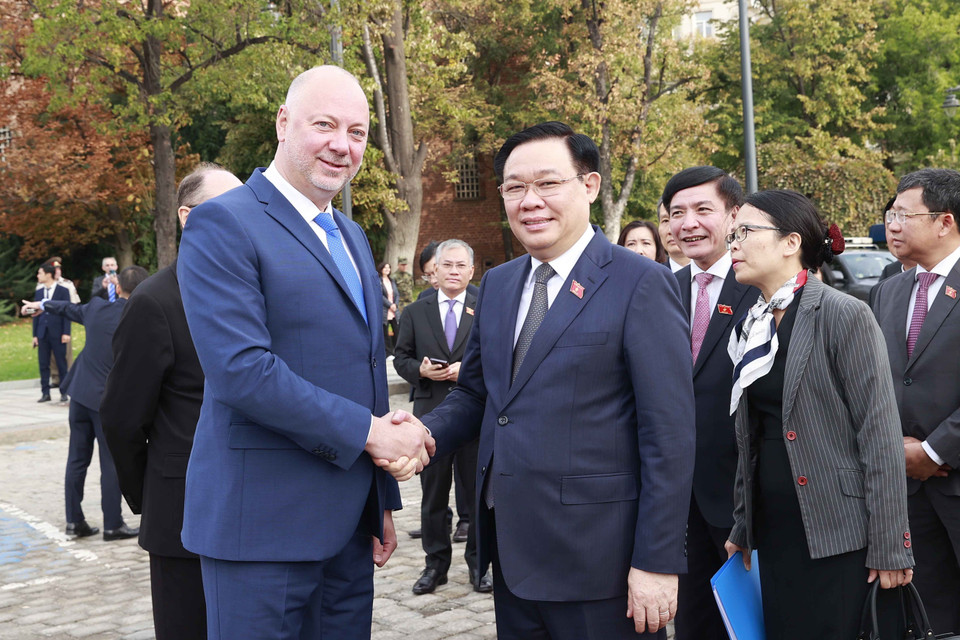 Chủ tịch Quốc hội Bulgaria Rosen Zhelyazkov chủ trì lễ đón trọng thể Chủ tịch Quốc hội Vương Đình Huệ. (Ảnh: Doãn Tấn/TTXVN)