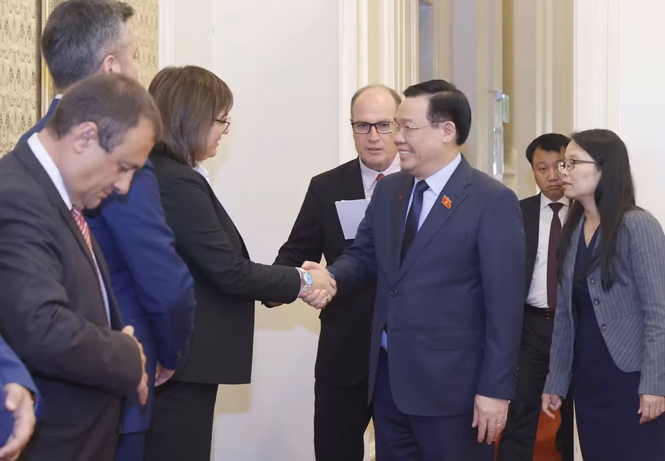 Chủ tịch Quốc hội Vương Đình Huệ và Chủ tịch Ðảng Xã hội Bulgaria Kornelya Ninova. (Ảnh: Doãn Tấn/TTXVN)