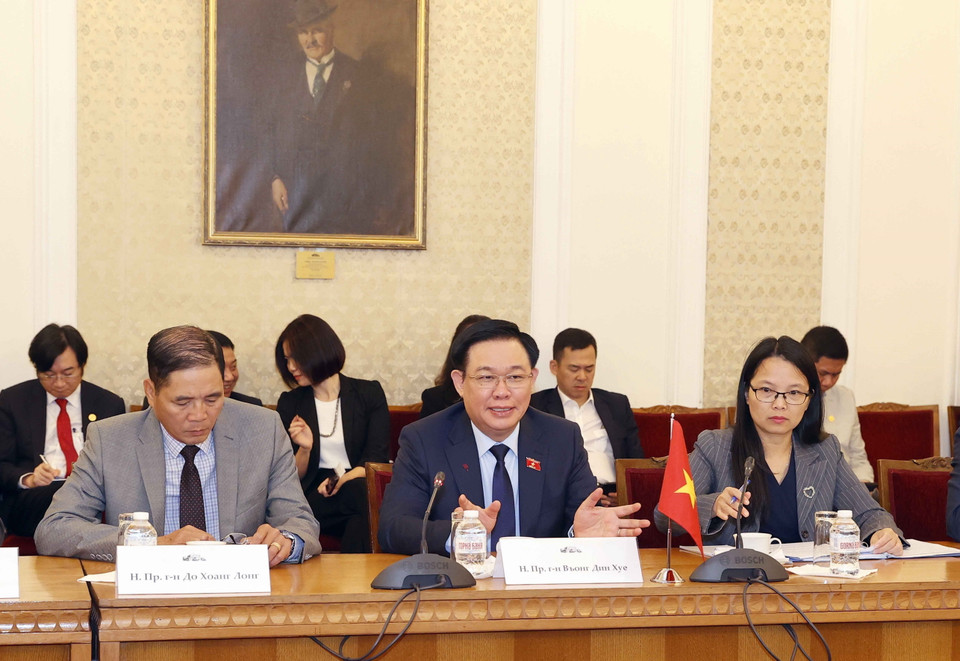 Chủ tịch Quốc hội Vương Đình Huệ phát biểu tại buổi tiếp Chủ tịch Nhóm Nghị sỹ Liên minh GERB-UDF Desislava Atanasova. (Ảnh: Doãn Tấn/TTXVN)