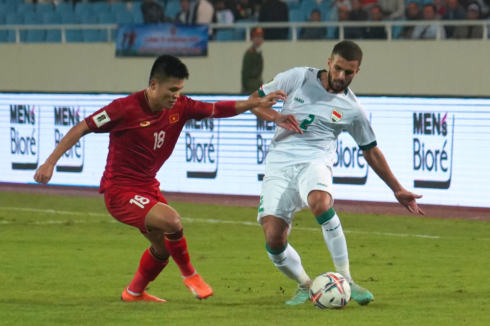 Trong phần lớn thời gian của hiệp một, đội khách Iraq thi đấu lấn lướt và kiểm soát thế trận. (Ảnh: Việt Anh/Vietnam+)