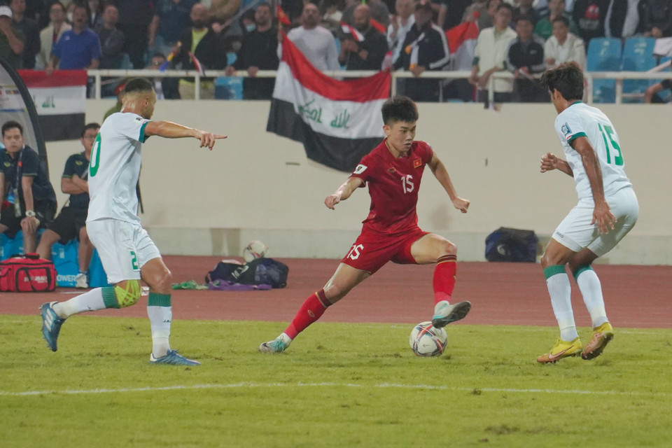 Đối đầu với những cầu thủ giàu kinh nghiệm nhưng Đình Bắc vẫn tự tin phô diễn kỹ thuật cá nhân. (Ảnh: Việt Anh/Vietnam+)