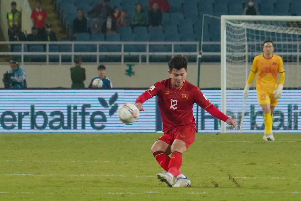 Khả năng chuyền bóng tốt của Phan Tuấn Tài giúp Tuyển Việt Nam có thêm nhiều phương án để triển khai bóng. (Ảnh: Việt Anh/Vietnam+)