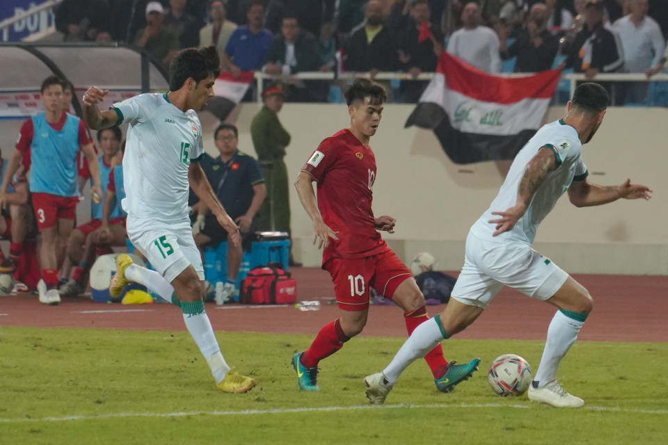 Bước sang hiệp hai, Huấn luyện viên Troussier tung một loạt cầu thủ trẻ như Khuất Văn Khang (số 10), Đình Bắc và Thanh Nhàn vào sân. (Ảnh: Việt Anh/Vietnam+)