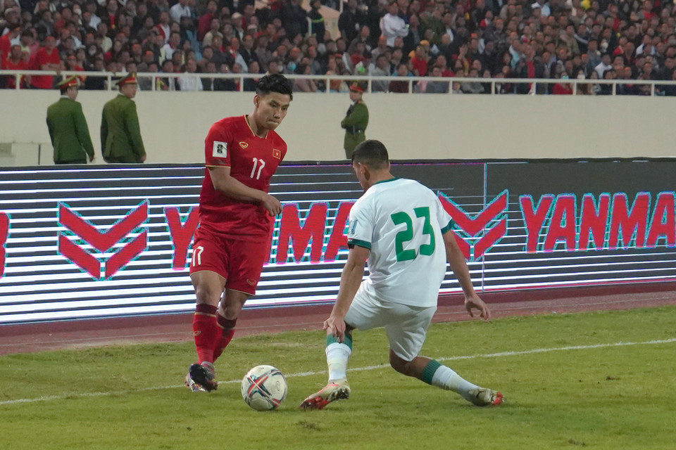 Trước một đối thủ ở đẳng cấp cao như Iraq, hậu vệ Văn Thanh không có nhiều cơ hội dâng cao tấn công. (Ảnh: Việt Anh/Vietnam+)