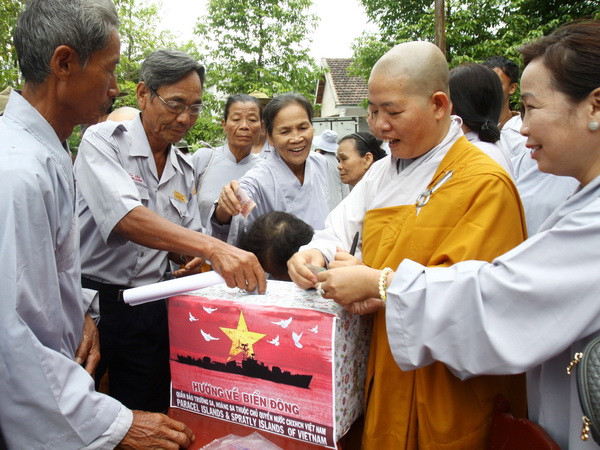 Các tăng ni, phật tử đóng góp ủng hộ chương trình "Nghĩa tình Hoàng Sa, Trường Sa." (Ảnh: Hồ Cầu/TTXVN)