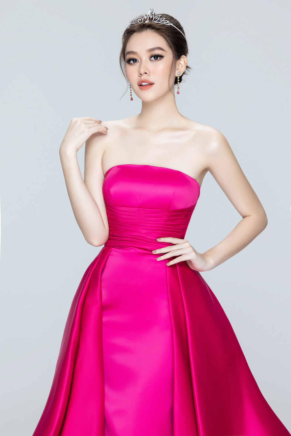  Luôn lựa chọn và theo đuổi hình tượng nữ tính, thanh lịch, vẻ đẹp ngọt ngào, cổ điển của Tường San luôn là điểm nhấn đặc biệt mỗi khi bộ 3 Miss World Vietnam 2019 tái ngộ. (Ảnh: CTV/Vietnam+)