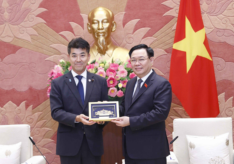 Chủ tịch Quốc hội Vương Đình Huệ tặng vật phẩm lưu niệm cho Chủ tịch Đảng Dân chủ Lập hiến Nhật Bản Izumi Kenta. (Ảnh: Doãn Tấn/TTXVN)