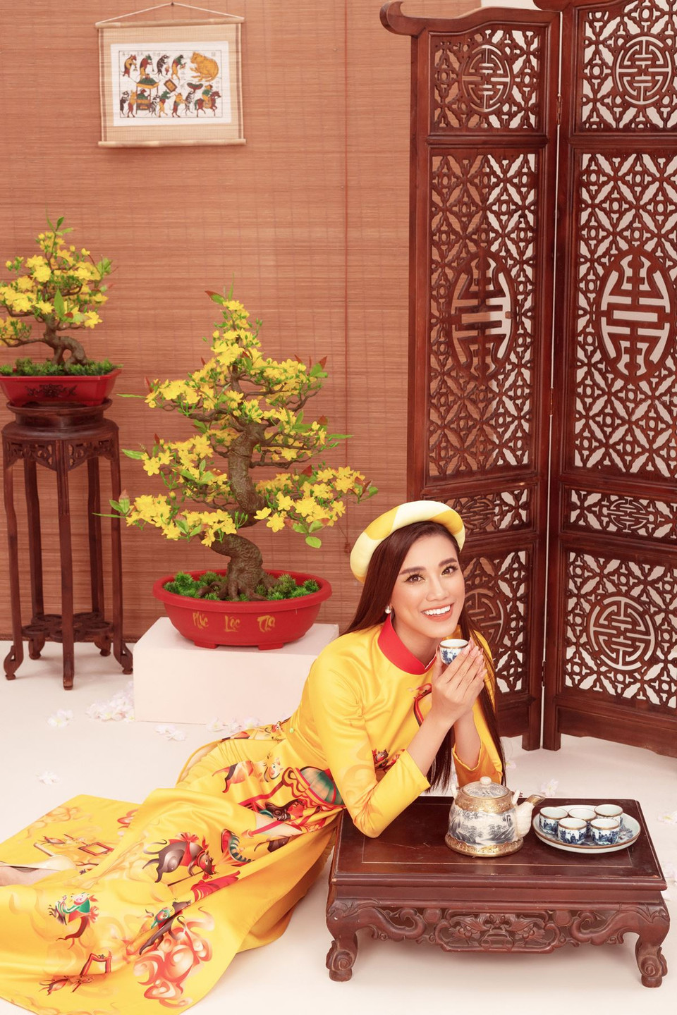 Mỗi người một vẻ, tươi tắn nở nụ cười, với lời chúc về năm mới nhiều niềm vui, thành công và bình an đến với khán giả. (Ảnh: Milor Trần/Vietnam+)