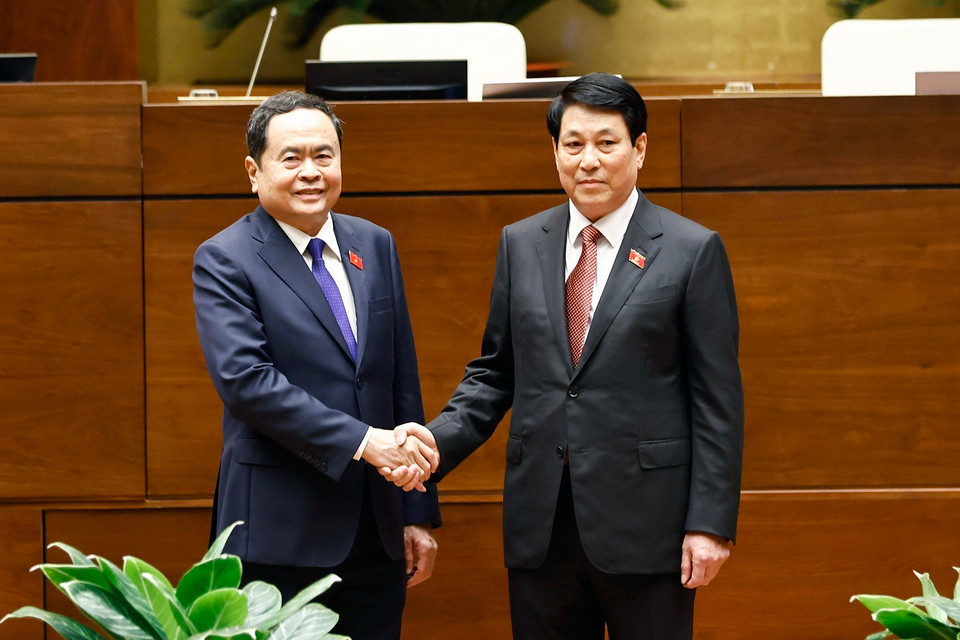 Chủ tịch Quốc hội Trần Thanh Mẫn chúc mừng Chủ tịch nước CHXHCN Việt Nam Lương Cường. (Ảnh: TTXVN)