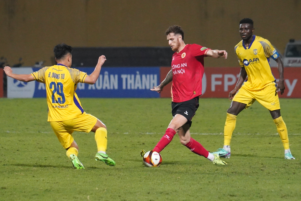 Dù được thi đấu trên sân nhà nhưng Công an Hà Nội gặp khá nhiều khó khăn trước lối đá áp sát nhanh của các cầu thủ Sông Lam Nghệ An. (Ảnh: Việt Anh/Vietnam+)