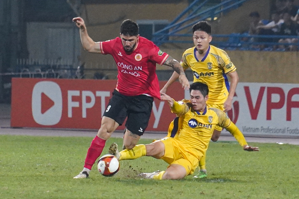 Các cầu thủ của Sông Lam Nghệ An gặp nhiều khó khăn trong nhiệm vụ theo kèm các ngoại binh của Đội bóng ngành Công an. (Ảnh: Việt Anh/Vietnam+)