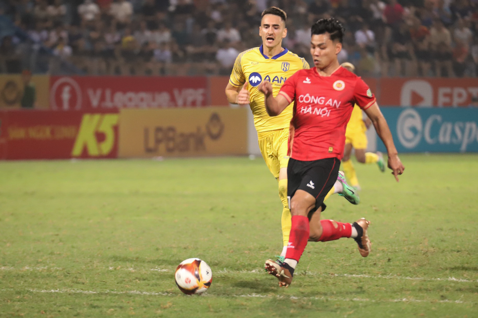 Chỉ ba phút sau, Văn Thanh thoát xuống và thực hiện pha sục bóng tinh tế đánh bại thủ môn Văn Việt, mở tỷ số cho chủ nhà Công an Hà Nội. (Ảnh: Việt Anh/Vietnam+)