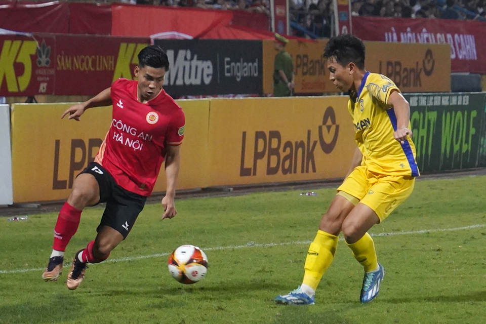 Hậu vệ Vũ Văn Thanh (áo đỏ) hoạt động năng nổ bên hành lang cánh phải của đội chủ nhà Công an Hà Nội. (Ảnh: Việt Anh/Vietnam+)