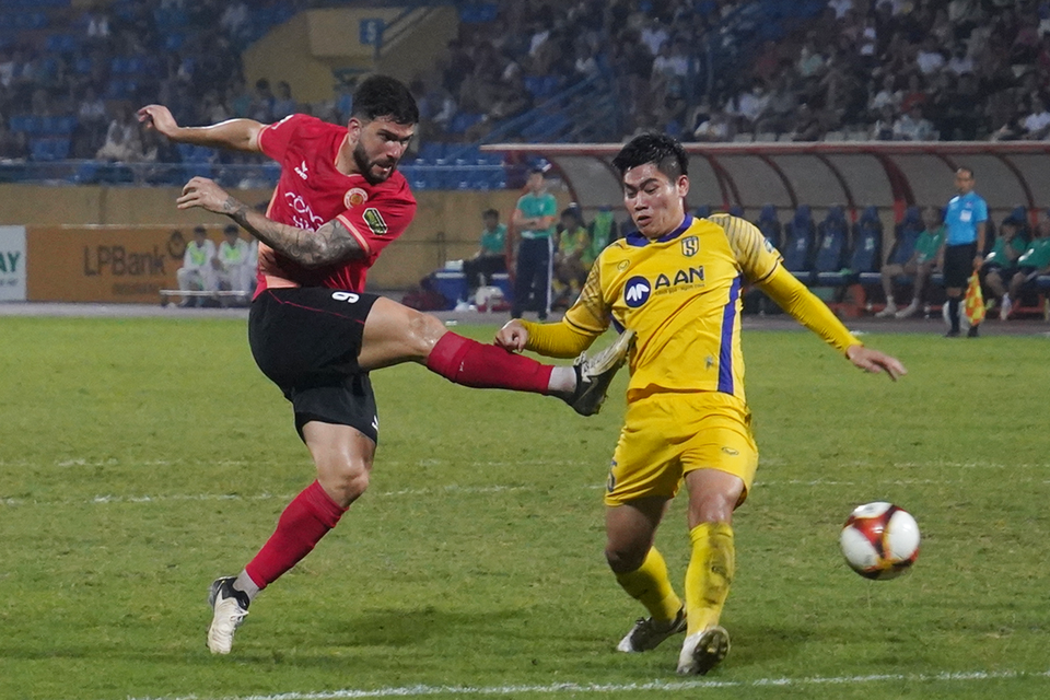 Phút thứ 55, Jeferson Elias dứt điểm tung lưới Sông Lam Nghệ An, tuy nhiên bàn thắng không được công nhận do lỗi việt vị. (Ảnh: Việt Anh/Vietnam+)