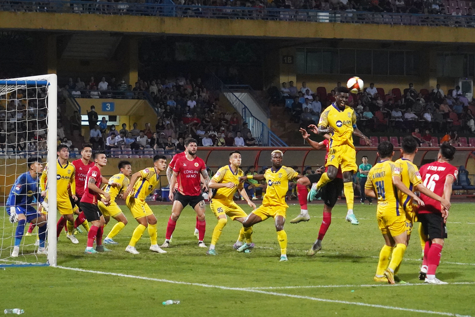 Tình huống đánh đầu giải nguy của tiền vệ Michael Olaha bên phía Sông Lam Nghệ An. (Ảnh: Việt Anh/Vietnam+)