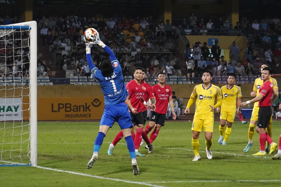 Tuyển thủ U23 Việt Nam - thủ môn Nguyễn Văn Việt dễ dàng hóa giải tình huống tạt bóng của đội chủ nhà. (Ảnh: Việt Anh/Vietnam+)