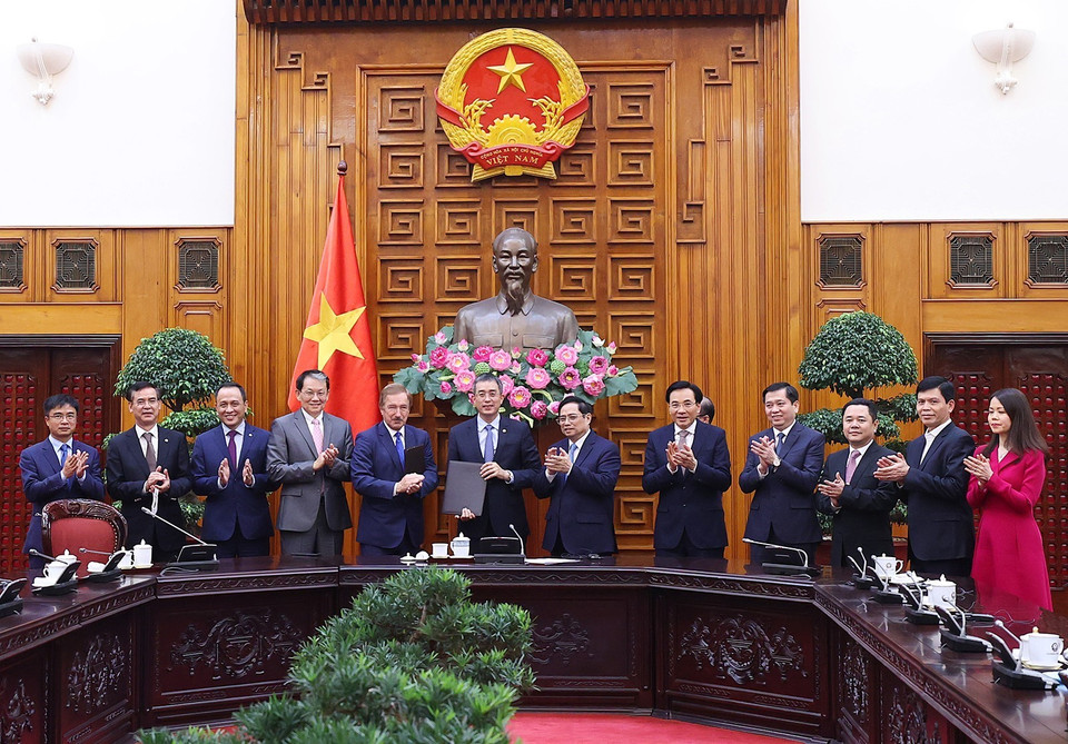 Thủ tướng Phạm Minh Chính chứng kiến trao Thỏa thuận hỗ trợ cho thuê tàu bay giữa Công ty Air Lease Corporation (ALC) và Vietnam Airlines. (Ảnh: Dương Giang/TTXVN)