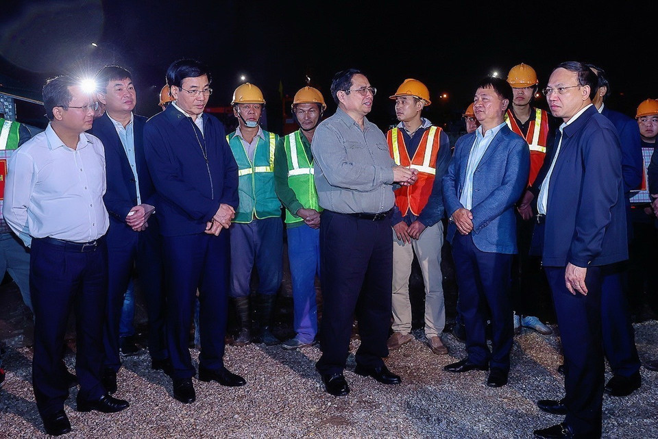 Thủ tướng Phạm Minh Chính thăm, khảo sát dự án Khu nhà ở công nhân phục vụ Khu công nghiệp Đông Mai do Tổng Công ty Viglacera làm chủ đầu tư. (Ảnh: Dương Giang/TTXVN)