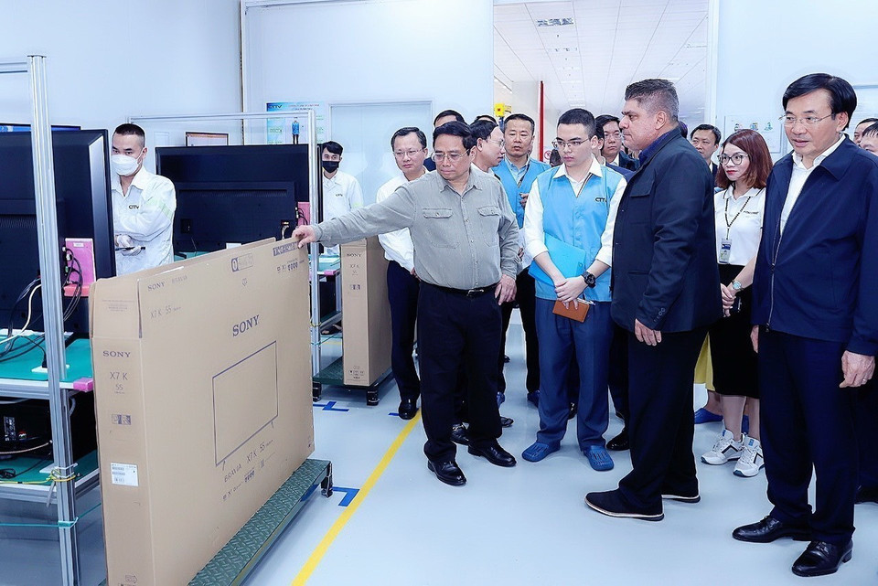 Thủ tướng Phạm Minh Chính thăm Công ty TNHH Competition Team Technology thuộc Tập đoàn Foxconn, sản xuất màn hình tinh thể lỏng công nghệ cao. (Ảnh: Dương Giang/TTXVN)