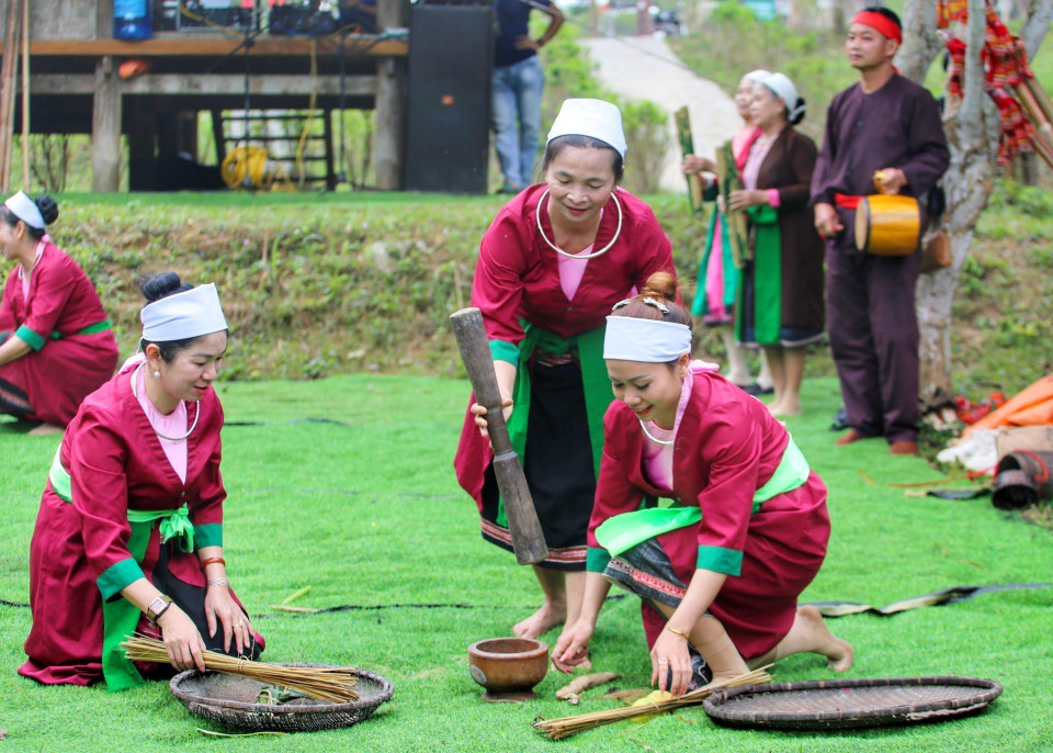 Trong nhịp sống hối hả, nhà nhà vẫn giữ việc giã gạo hằng ngày như một phần tất yếu của cuộc sống, vừa để bữa cơm thêm ngon, vừa lưu lại nét đẹp văn hóa của người Thổ tự bao đời. (Ảnh: Tuấn Đức/TTXVN)