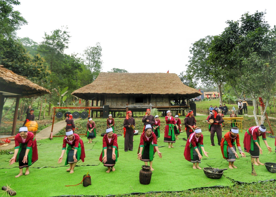 Màn gặt lúa của người dân tộc Thổ. (Ảnh: Tuấn Đức/TTXVN)