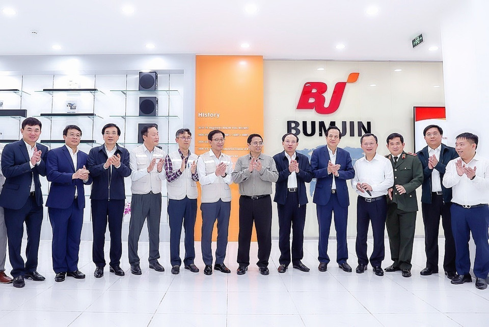 Thủ tướng Phạm Minh Chính với lãnh đạo, nhân viên Công ty Bumjin Electronics Vina. (Ảnh: Dương Giang/TTXVN)