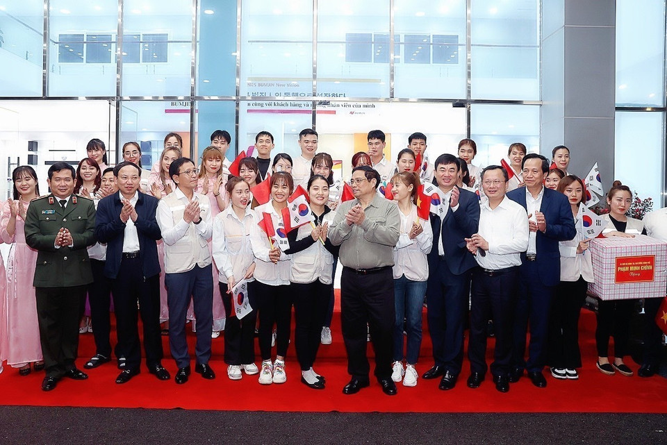 Thủ tướng Phạm Minh Chính thăm và động viên đội ngũ nhân viên Công ty Bumjin Electronics Vina. (Ảnh: Dương Giang/TTXVN)