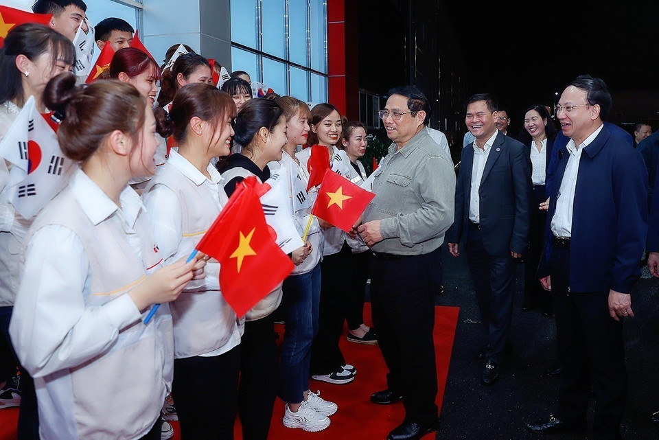 Thủ tướng Phạm Minh Chính thăm và động viên đội ngũ nhân viên Công ty Bumjin Electronics Vina. (Ảnh: Dương Giang/TTXVN)