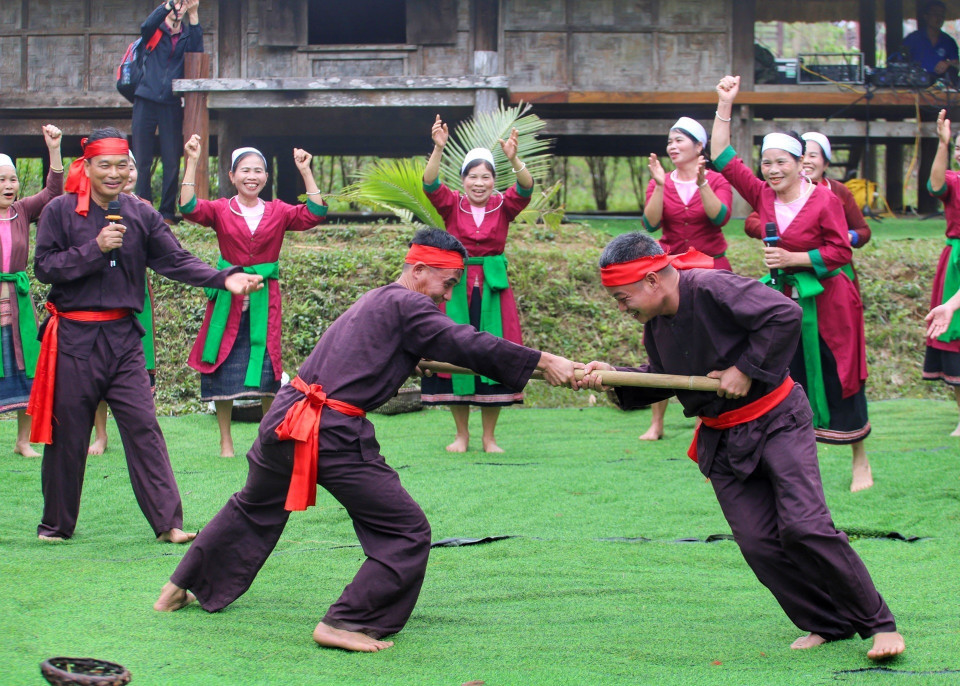 Trò chơi đẩy gậy của dân tộc Thổ tỉnh Thanh Hóa. (Ảnh: Tuấn Đức/TTXVN)