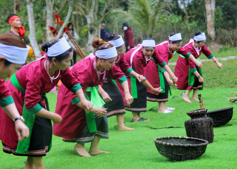 Màn gặt lúa của người dân tộc Thổ. (Ảnh: Tuấn Đức/TTXVN)