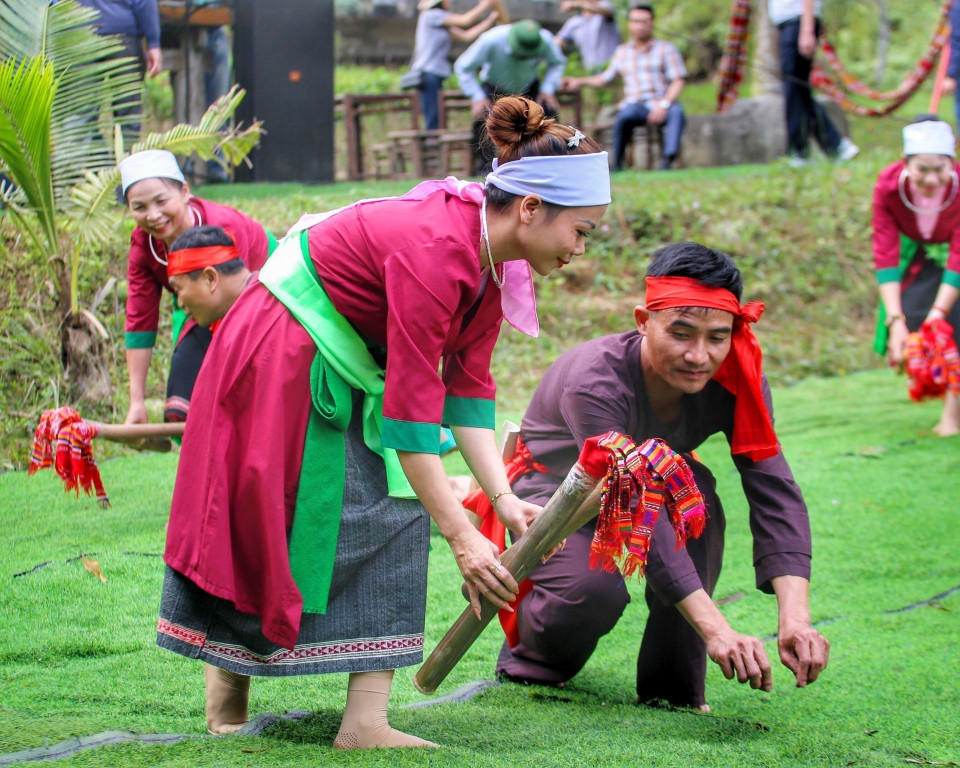 Tiết mục múa 'Bắt nhái' của người dân tộc Thổ tỉnh Thanh Hóa. (Ảnh: Tuấn Đức/TTXVN)