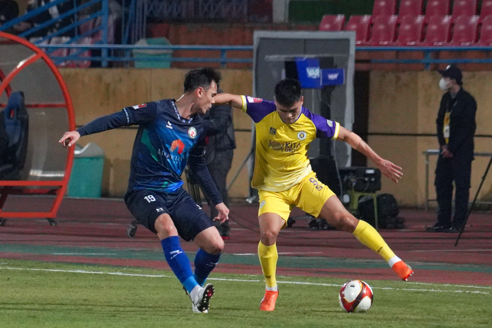 Tiền đạo Tuấn Hải (áo vàng) đi bóng vượt qua trung vệ Adriano Schmidt của đội khách. (Ảnh: Việt Anh/Vietnam+)