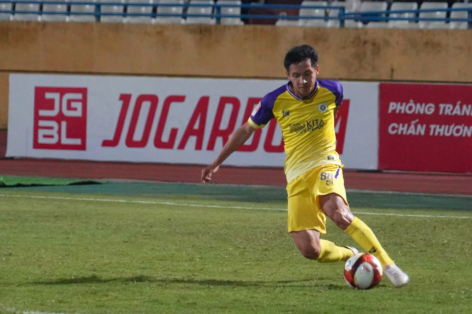 Nỗ lực tạt bóng của Quả bóng Vàng Việt Nam 2019 - tiền vệ Đỗ Hùng Dũng. (Ảnh: Việt Anh/Vietnam+)