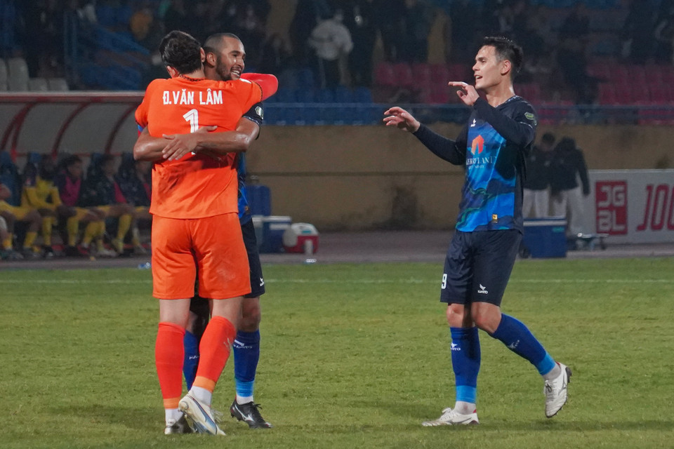 Các cầu thủ MerryLand Quy Nhơn Bình Định ăn mừng chiến thắng tối thiểu ngay tại sân Hàng Đẫy. (Ảnh: Việt Anh/Vietnam+)