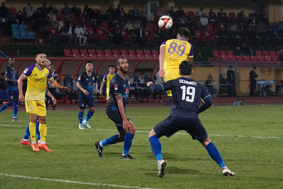 Pha không chiến đưa bóng đi vọt xà ngang của tiền đạo vào sân thay người là Văn Tùng. (Ảnh: Việt Anh/Vietnam+)