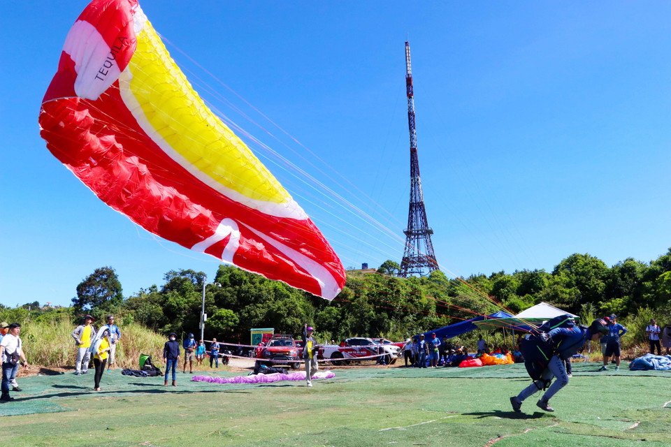Vận động viên xuất phát lượn dù tại bãi bay trên bán đảo Sơn Trà. (Ảnh: Trần Lê Lâm/TTXVN)