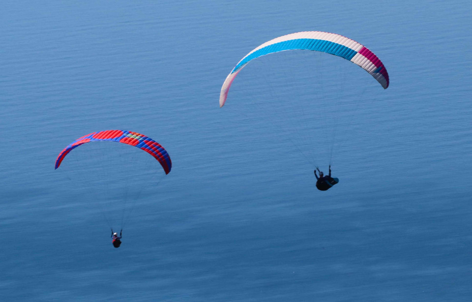 Các vận động viên biểu diễn lượn dù sau khi xuất phát. (Ảnh: Trần Lê Lâm/TTXVN)