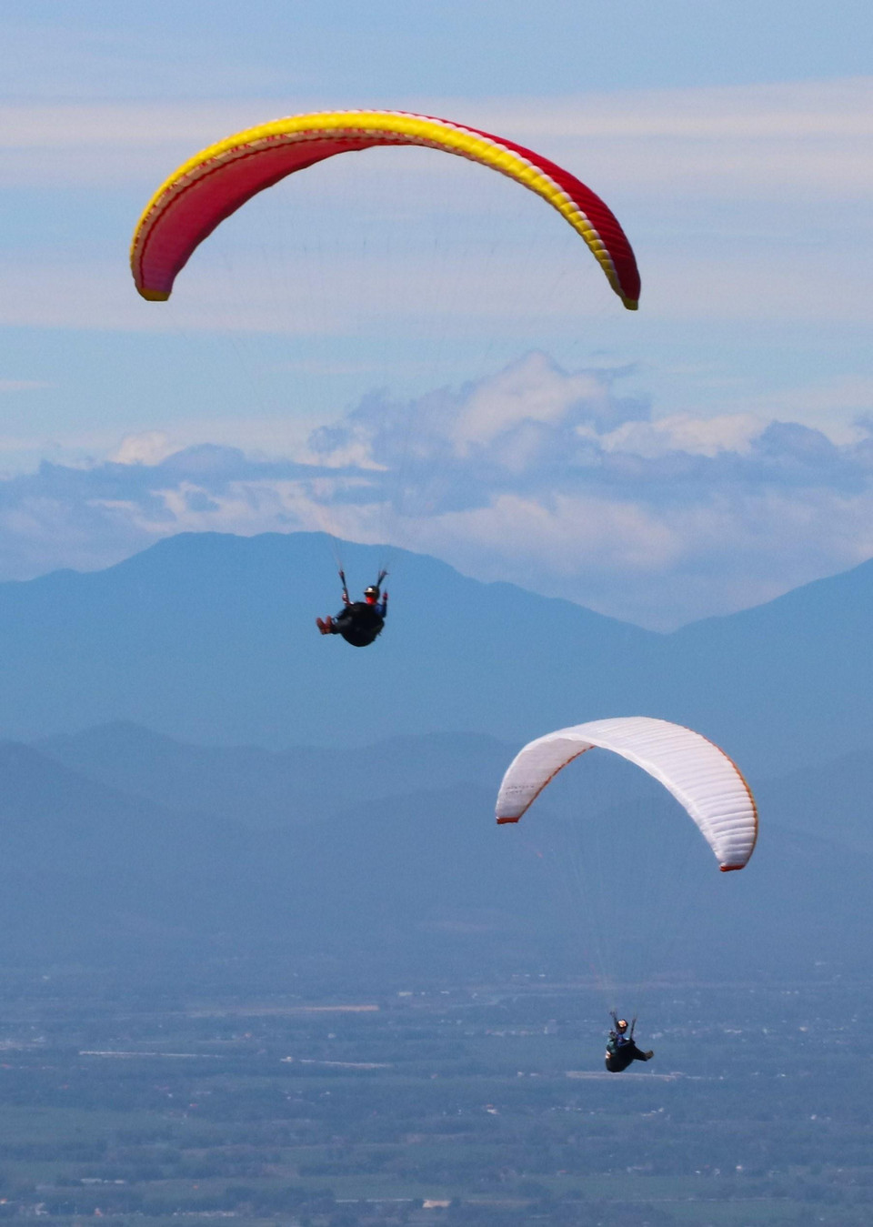 Các vận động viên biểu diễn lượn dù sau khi xuất phát. (Ảnh: Trần Lê Lâm/TTXVN)