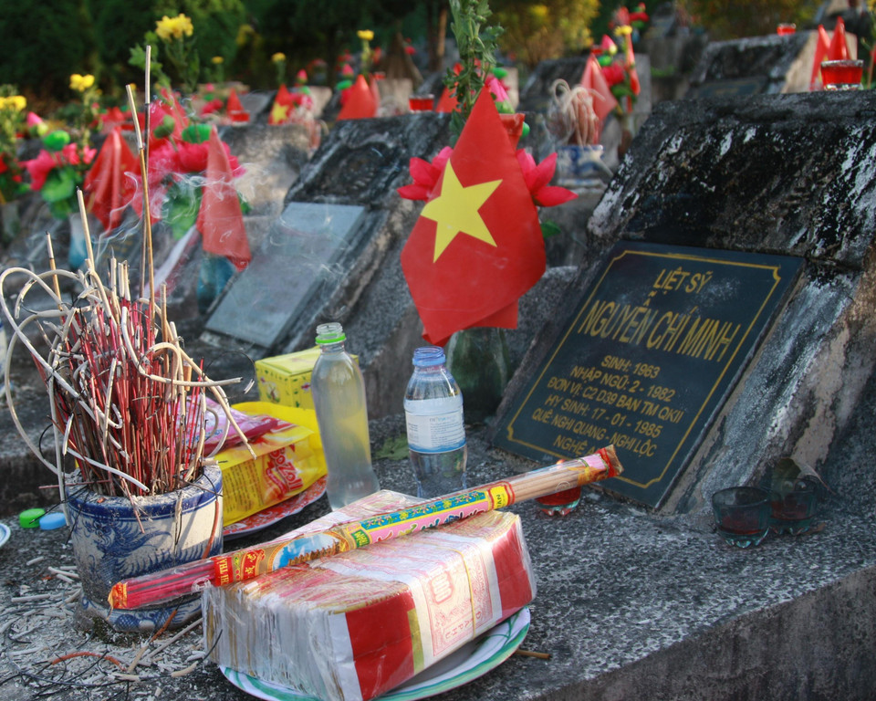 Phần mộ của Liệt sỹ Nguyễn Chí Minh, em trai ông Nguyễn Văn Khanh, quê ở Nghệ An tại Nghĩa trang Liệt sỹ Quốc gia Vị Xuyên. (Ảnh: Nguyễn Chiến/TTXVN)