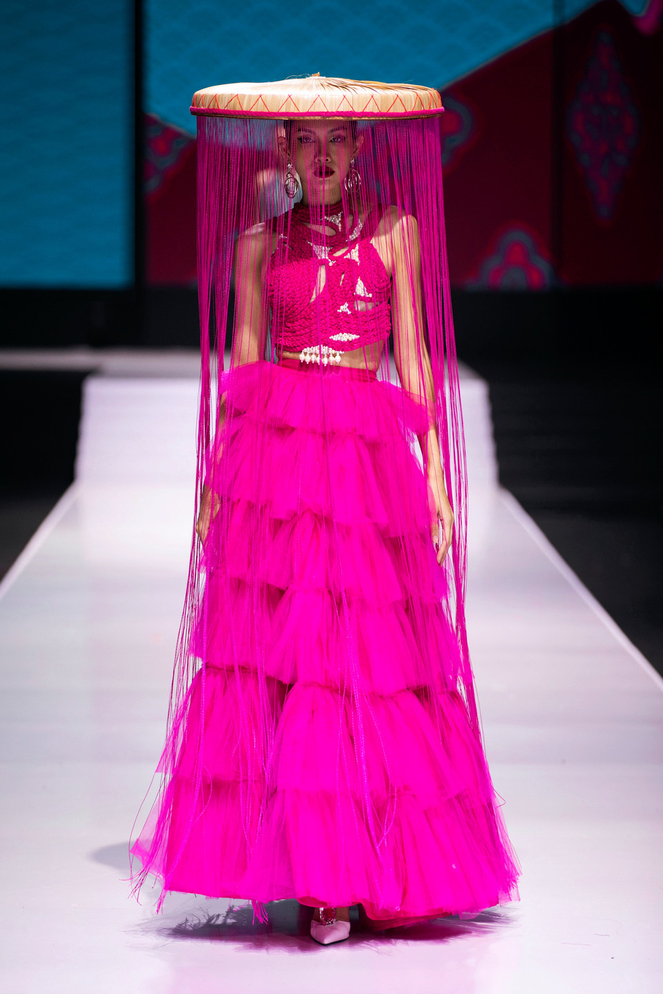 Nhà thiết kế gốc Hà Thành đã khéo léo lồng ghép các phom dáng và chi tiết trong trang phục hầu đồng, như áo dài nhiều tầng, khăn chầu cùng cách phối màu đa dạng, tạo nên những thiết kế vừa quen thuộc vừa cách tân. (Ảnh: PV/Vietnam+)