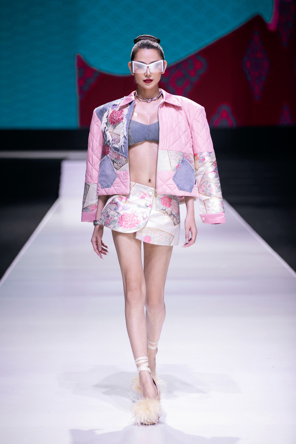 Một thiết kế trong bộ sưu tập "Đủng đỉnh" của Cao Minh Tiến. (Ảnh: PV/Vietnam+)