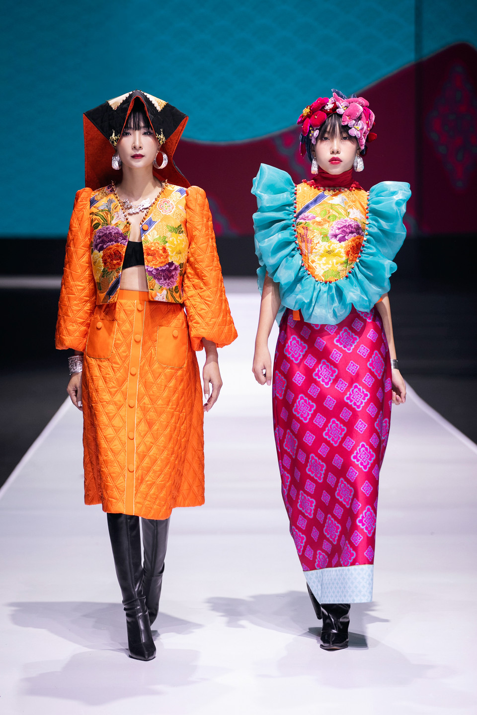 Bằng tất cả tình yêu với chất liệu truyền thống, cảm hứng từ gấm cao cấp và các họa tiết tinh xảo, Cao Minh Tiến quyết định lựa chọn vải Obi - một loại vải truyền thống quý giá từ Nhật Bản làm điểm nhấn đặc biệt cho bộ sưu tập của mình. (Ảnh: PV/Vietnam+)